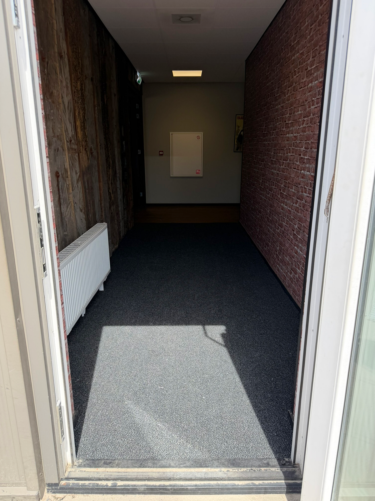 Entree van Buss Terminal met grijze vloer en houten wandbekleding