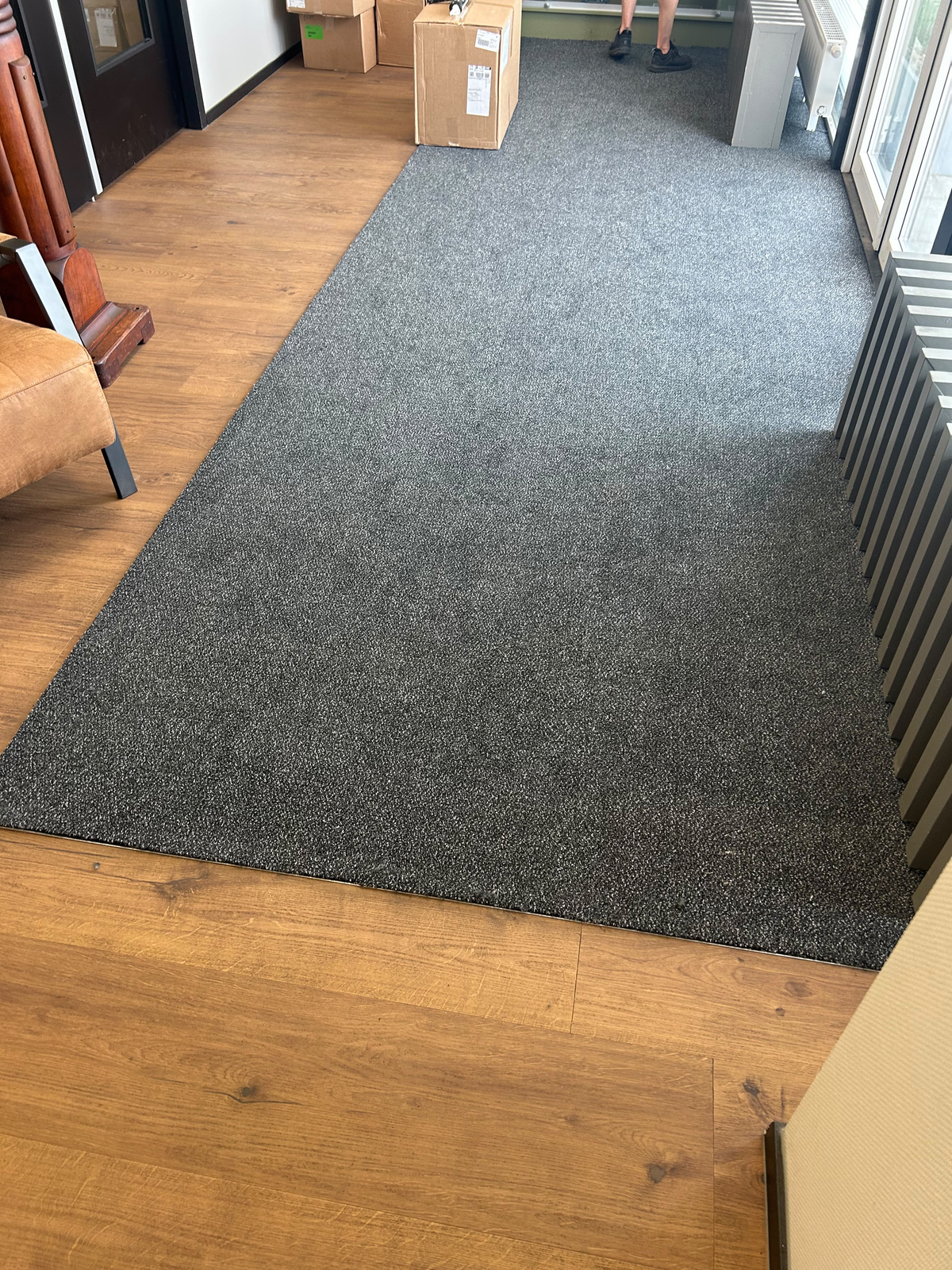 Entreemat aangesloten op de houtlookvloer bij BUSS Terminal