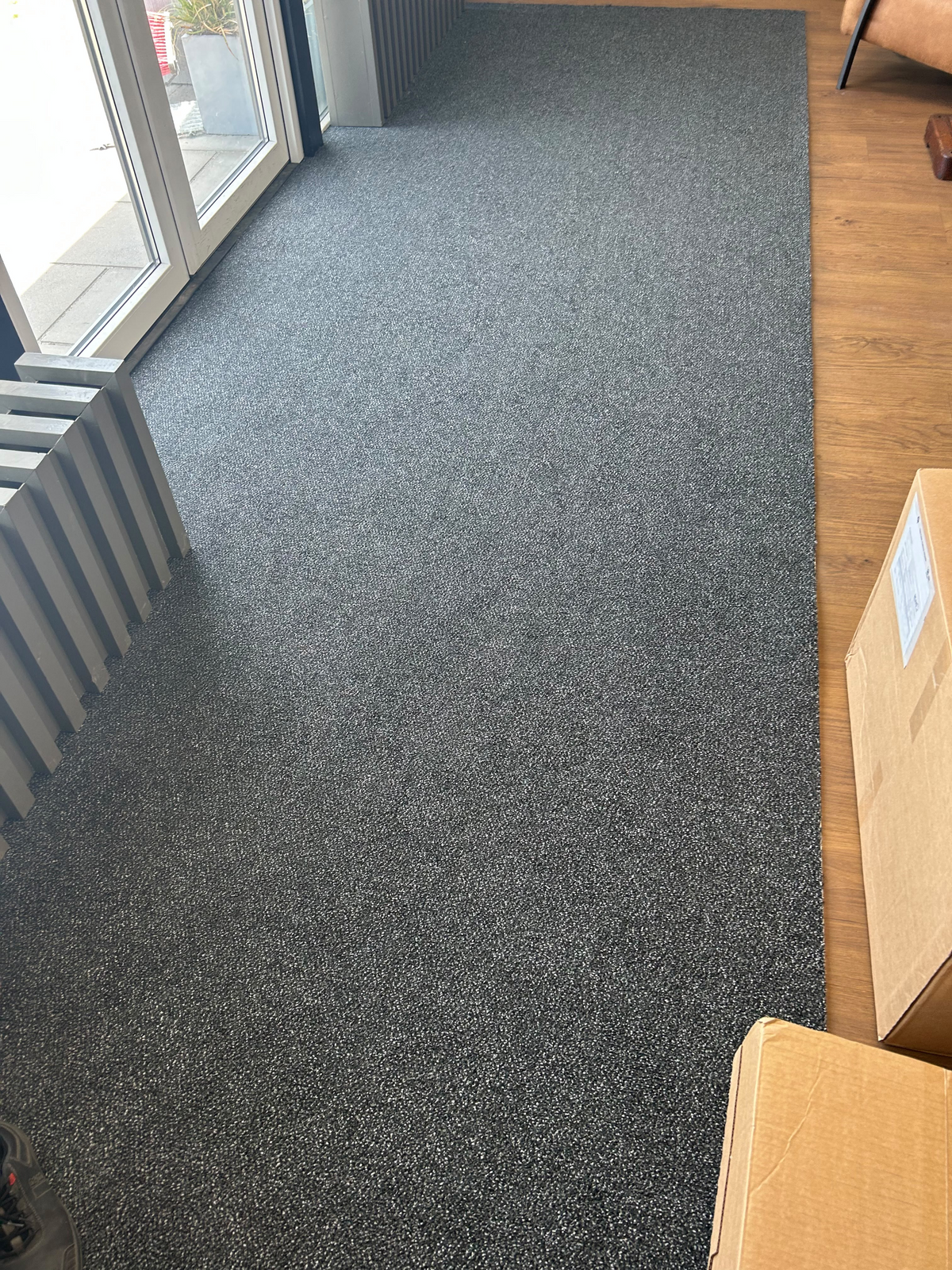 Lengteaanzicht van de entreemat langs de radiatoren bij BUSS Terminal