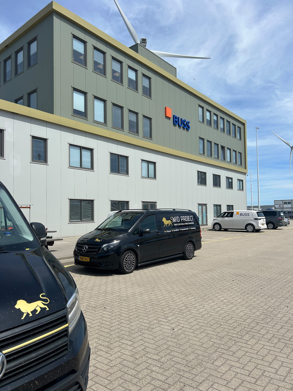 BUSS Terminal in Eemshaven met de bedrijfswagens van Smid Project