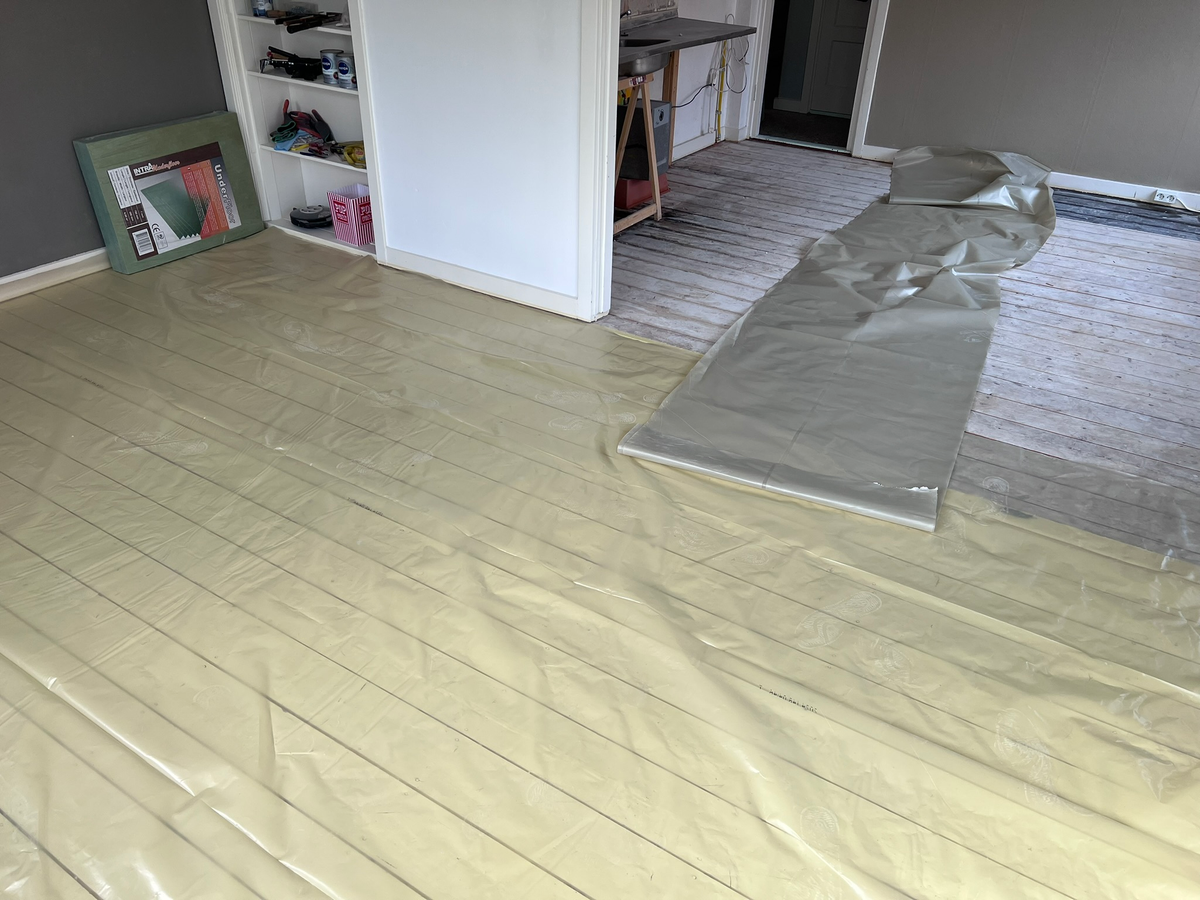 Folielaag op de bestaande vloer in Helpman
