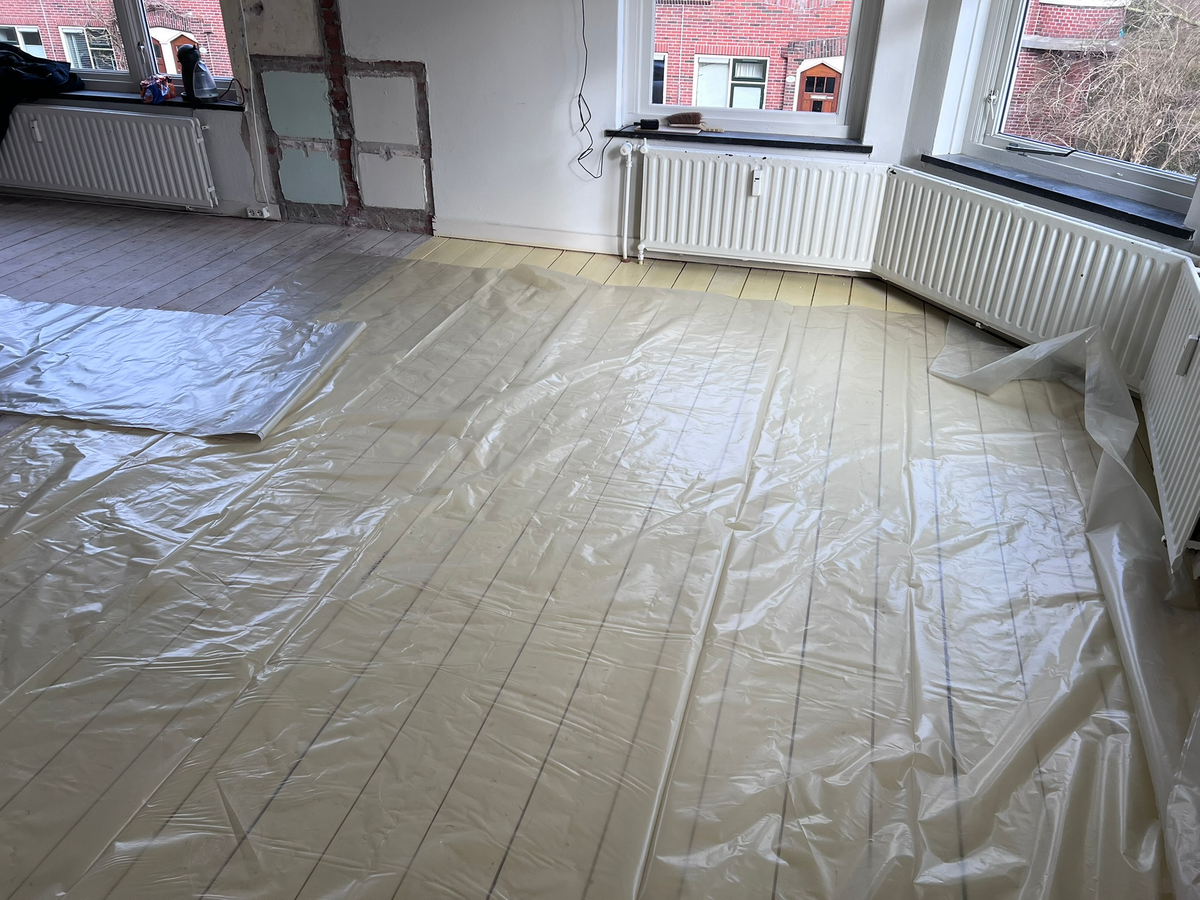Voorbereide ondergrond langs de ramen in Helpman