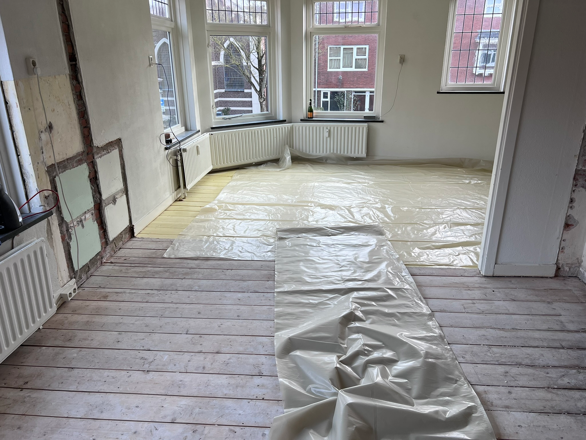 Overzicht van de ondergrond en folie in de woonkamer in Helpman