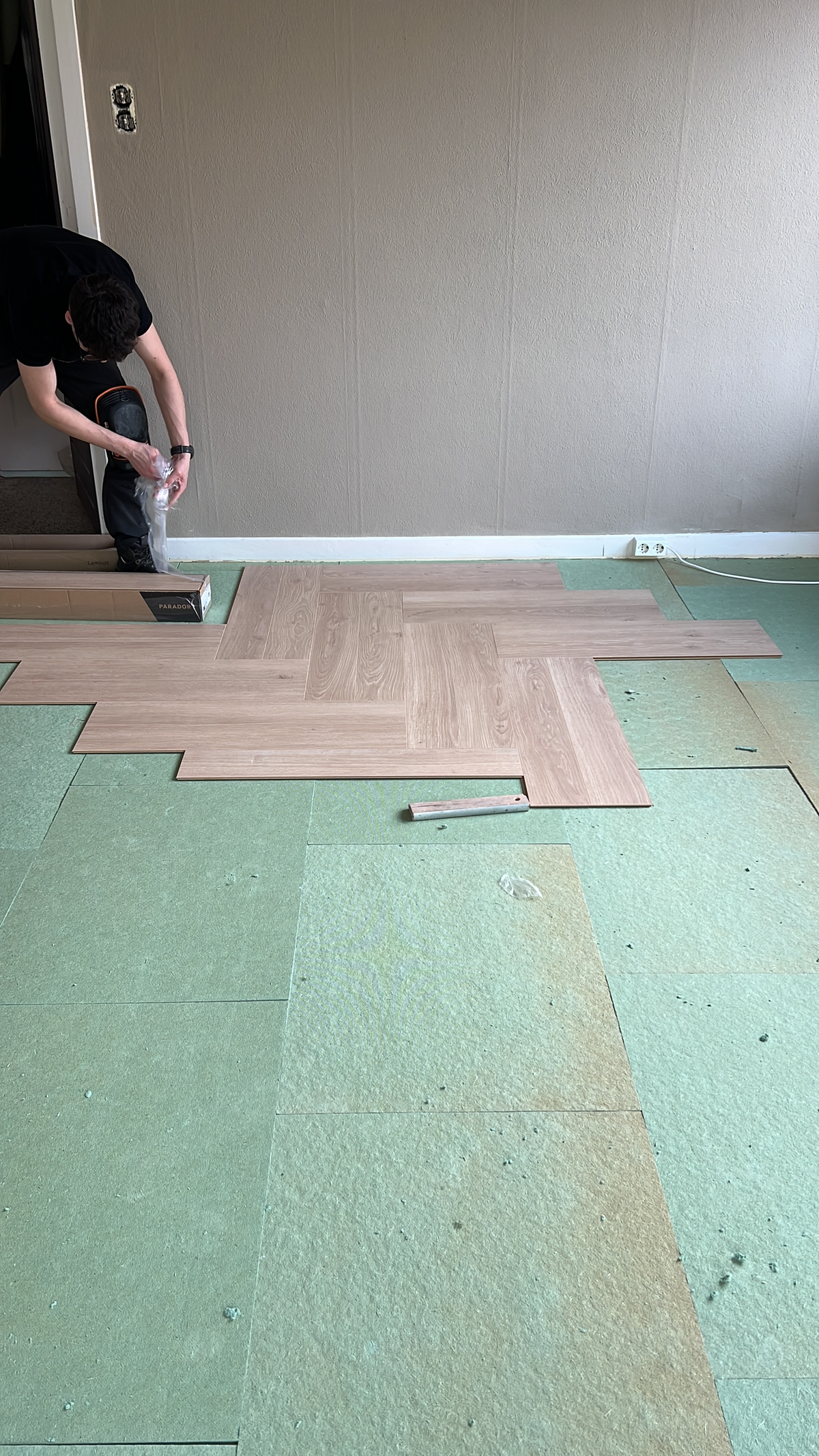 Leggen van de vloer langs de kamerwand in Helpman