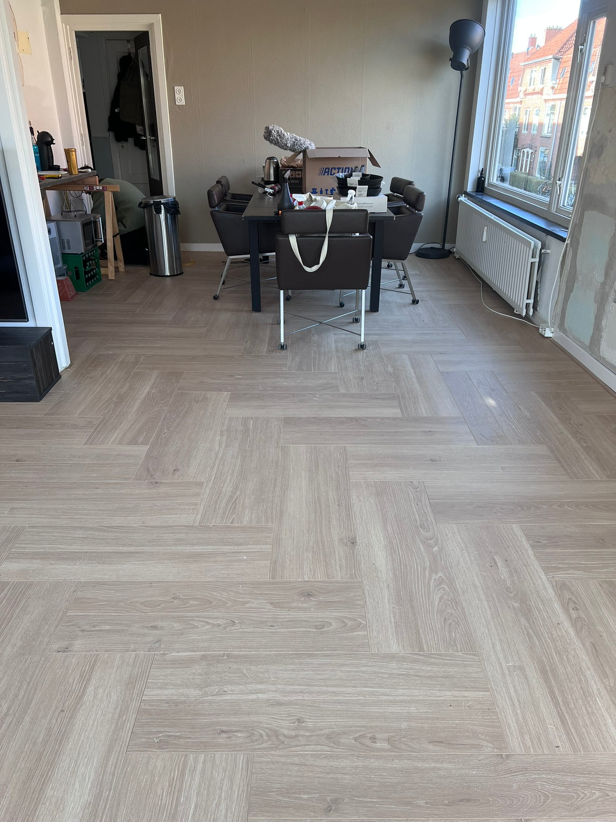 Doorlopend elleboogmotief richting de eethoek in Helpman
