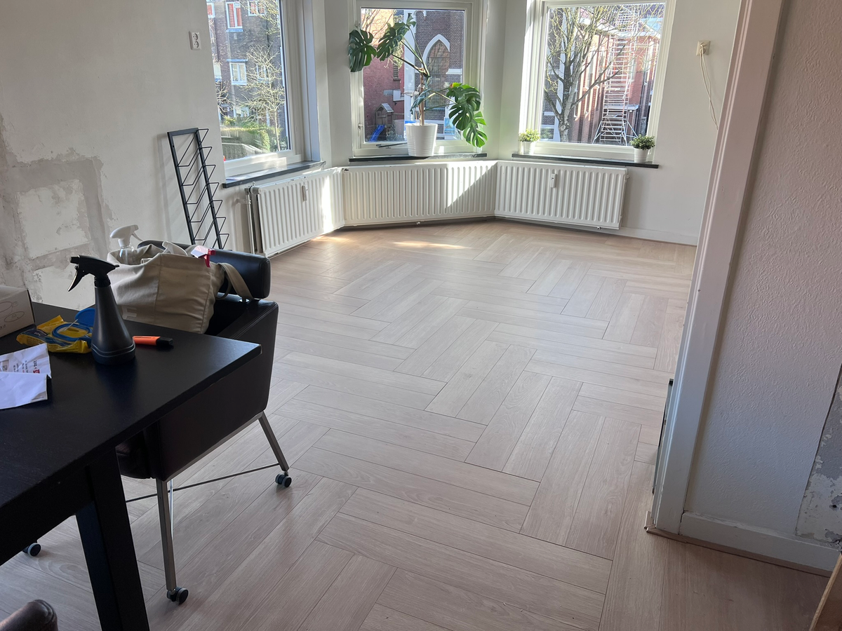 Doorkijk naar de erker over de nieuwe vloer in Helpman