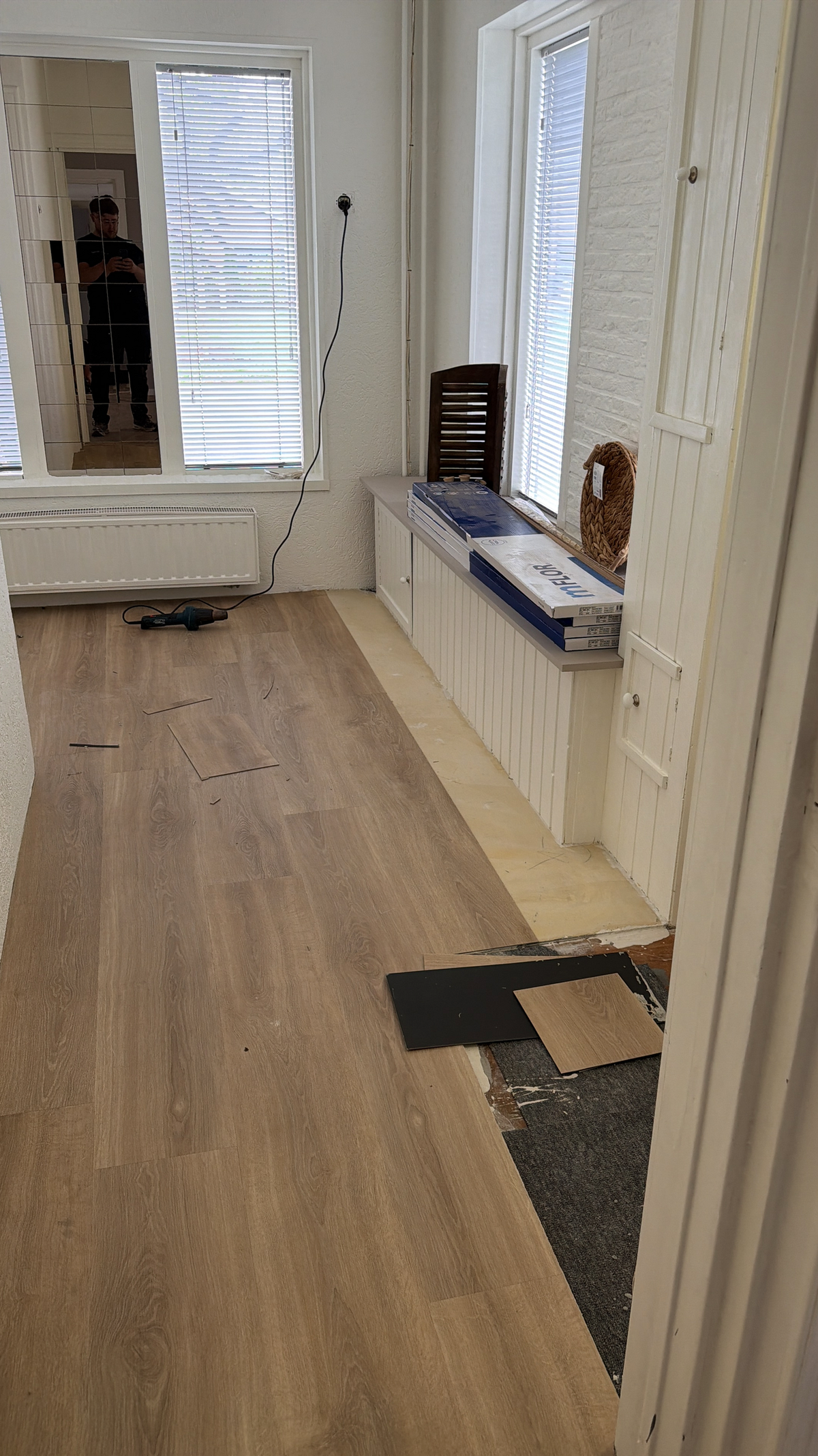 Rechte planken tijdens het leggen in een kamer in Foxhol