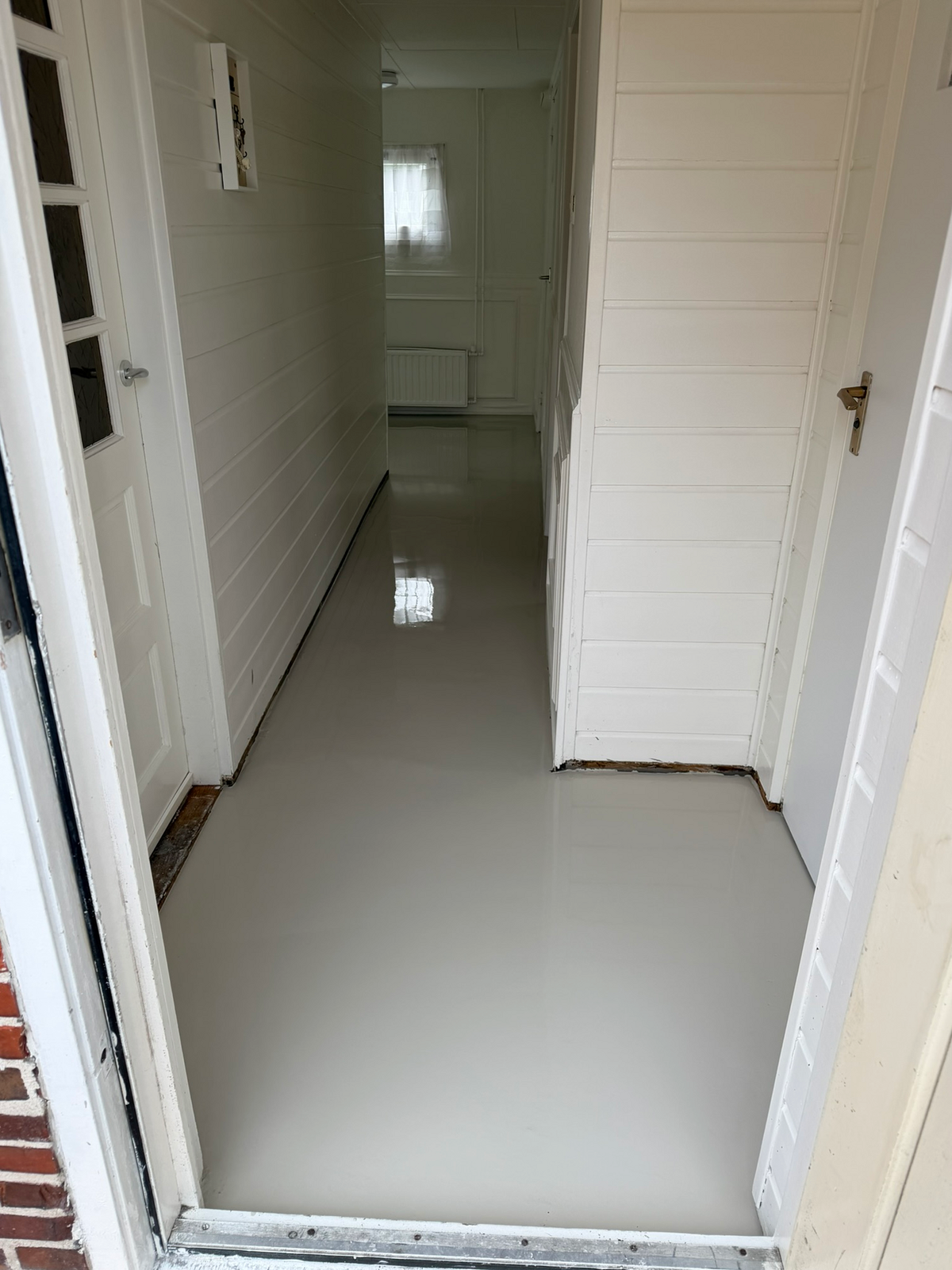 Egaliseren in de hal van de woning in Foxhol