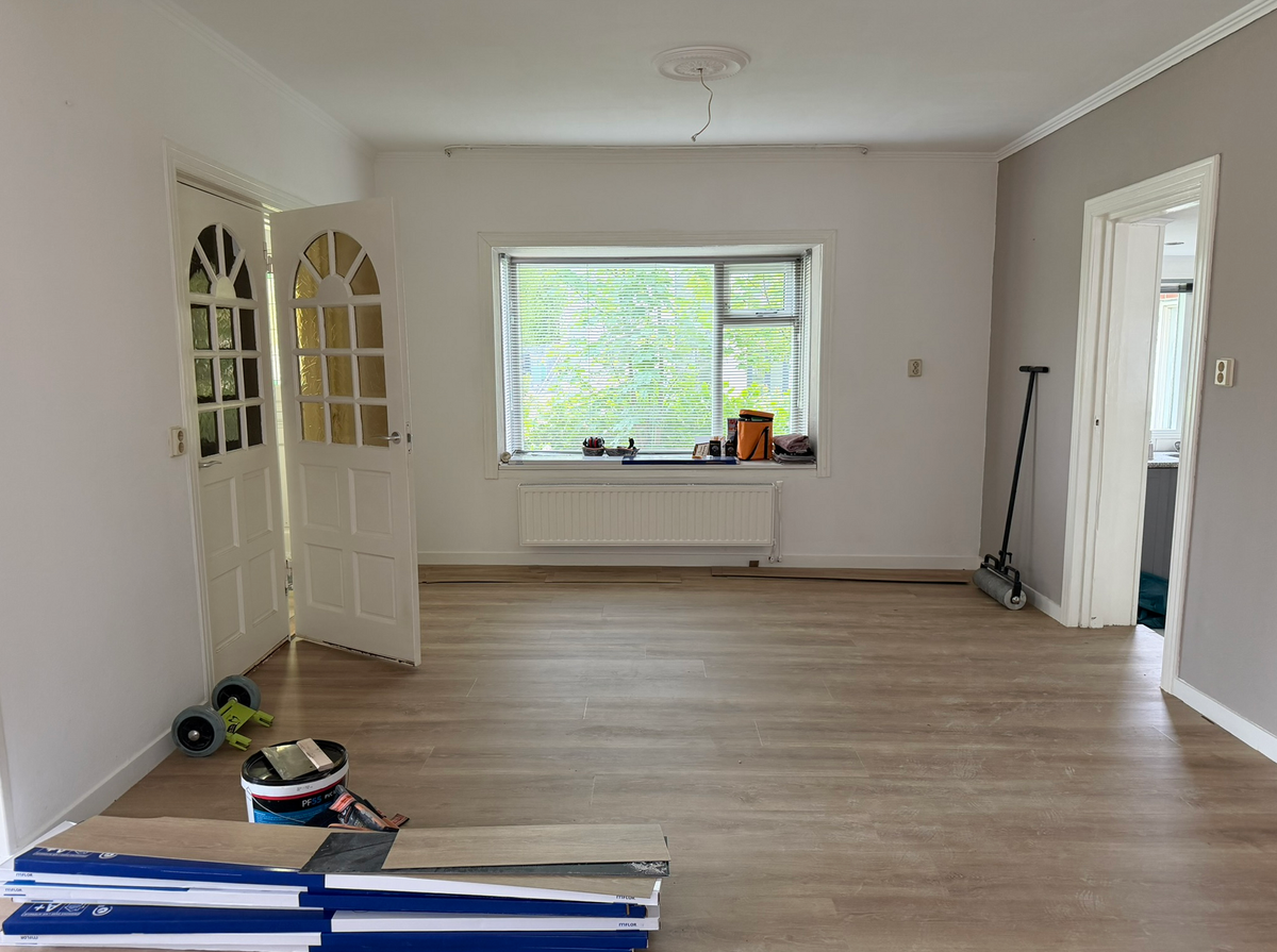 Overzicht van de aangelegde plankenvloer in de woonkamer in Foxhol