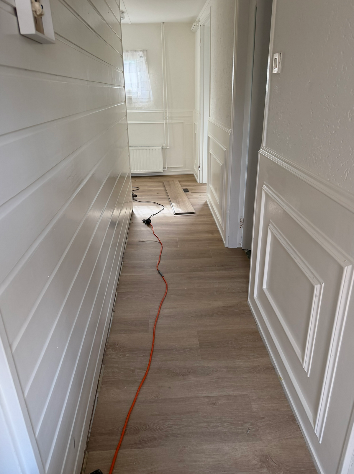 Legwerk in de hal met rechte houtlookplanken in Foxhol