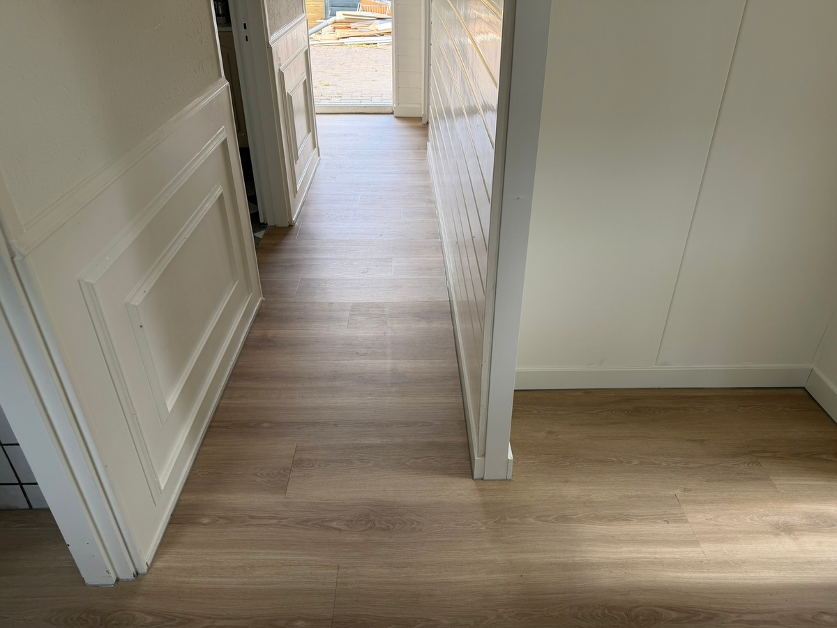 Vloer die vanuit de kamer doorloopt naar de entree in Foxhol