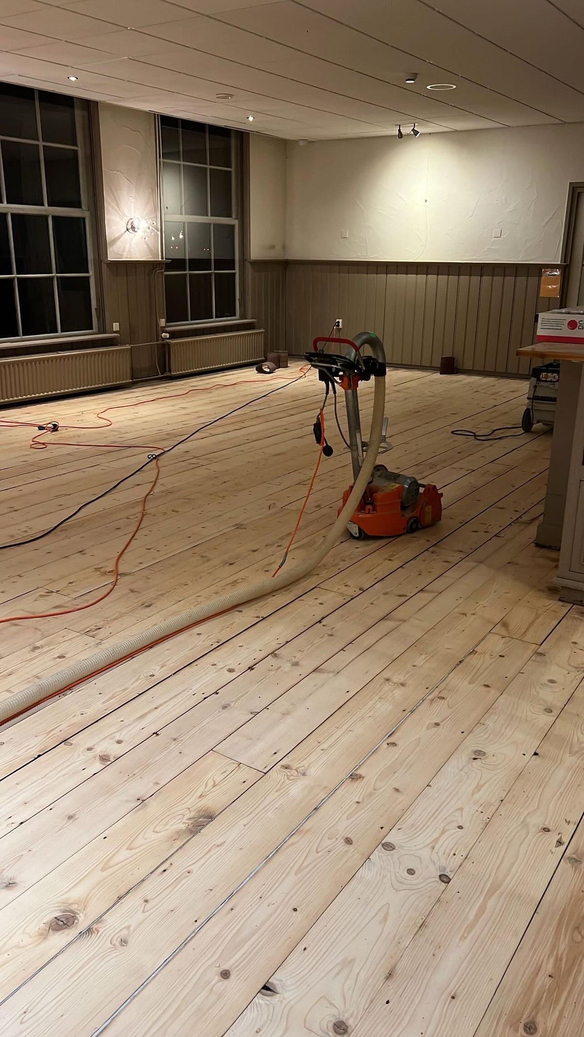 Geschuurde houten plankenvloer met de schuurmachine bij Herberg de Klomp