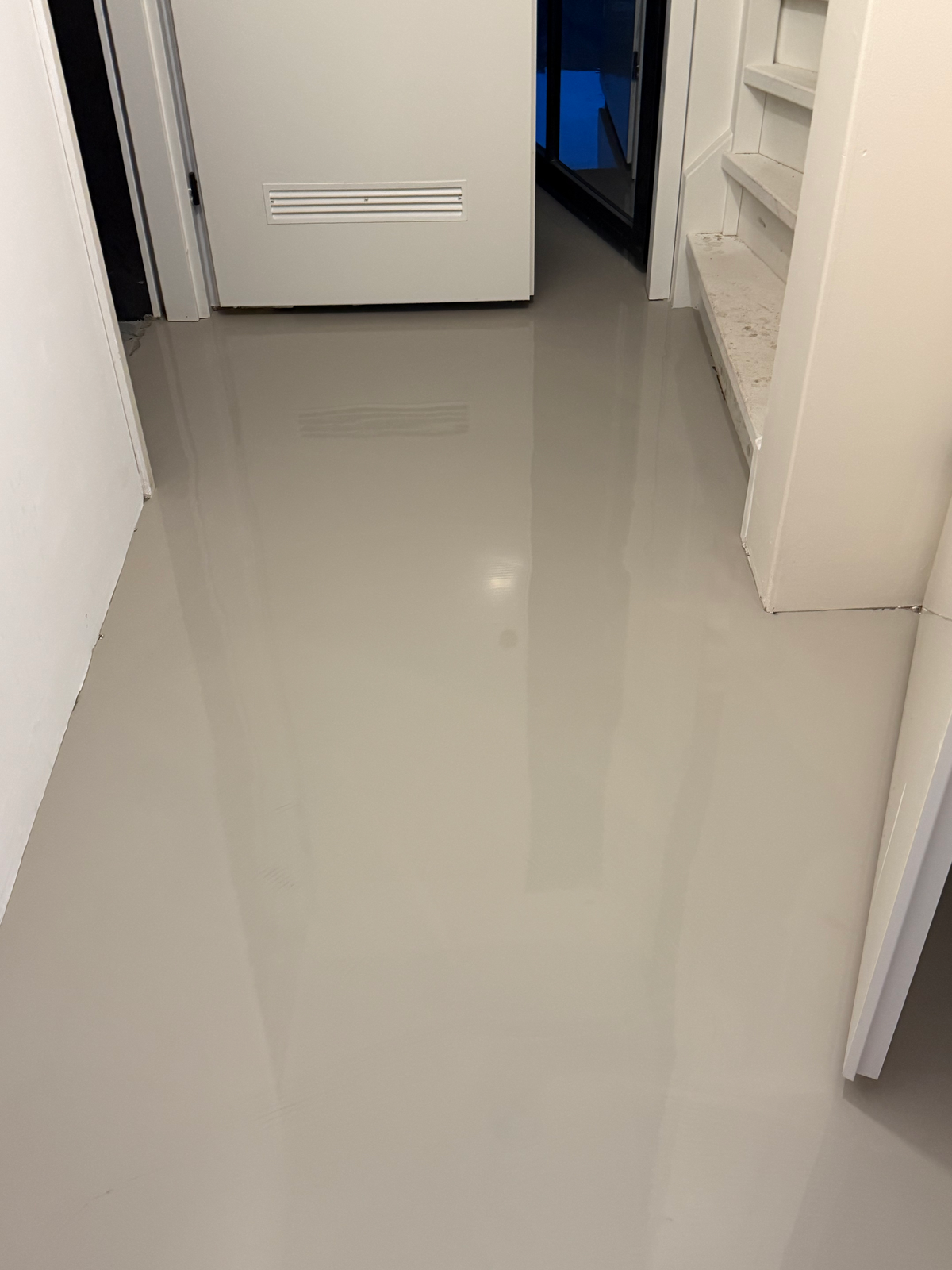 Natte egalisatielaag in de bijkeuken van de woning