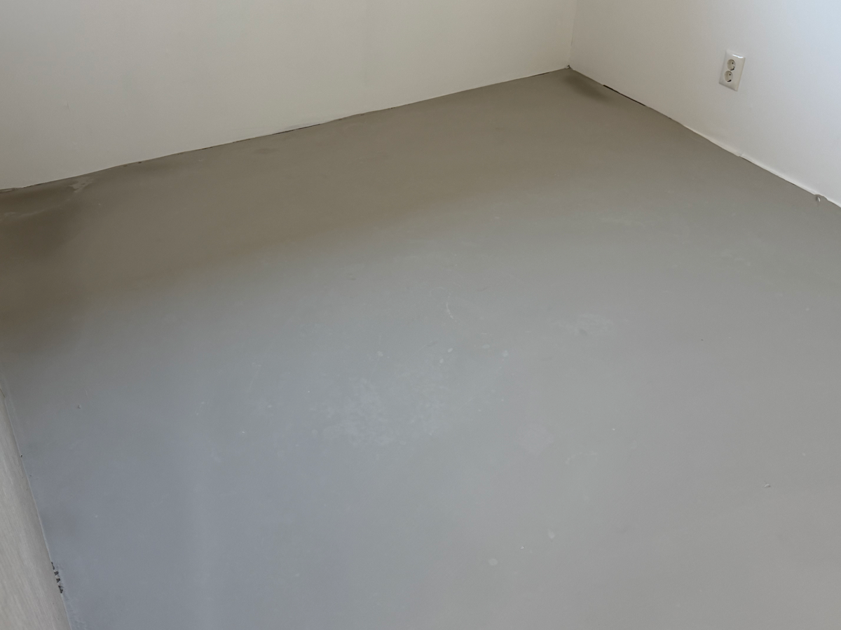 Egalisatielaag tot in de hoek van de kamer
