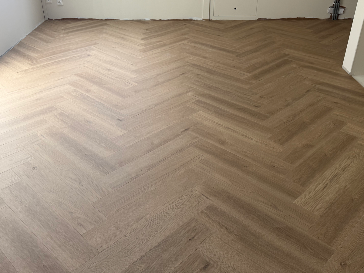 Douwes Dekker Boterkoek visgraatvloer vóór de plaatsing van de plinten