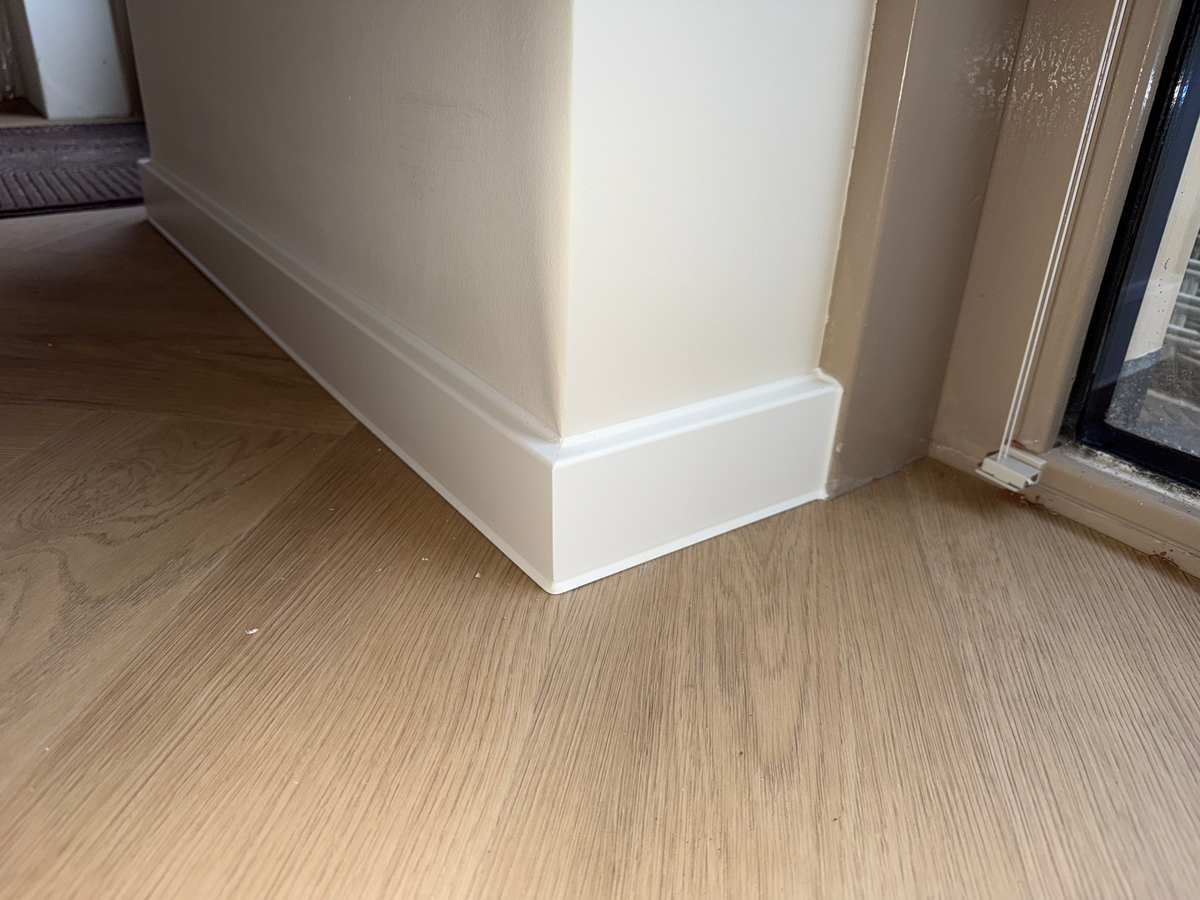 Detail van de plinthoek bij het deurkozijn