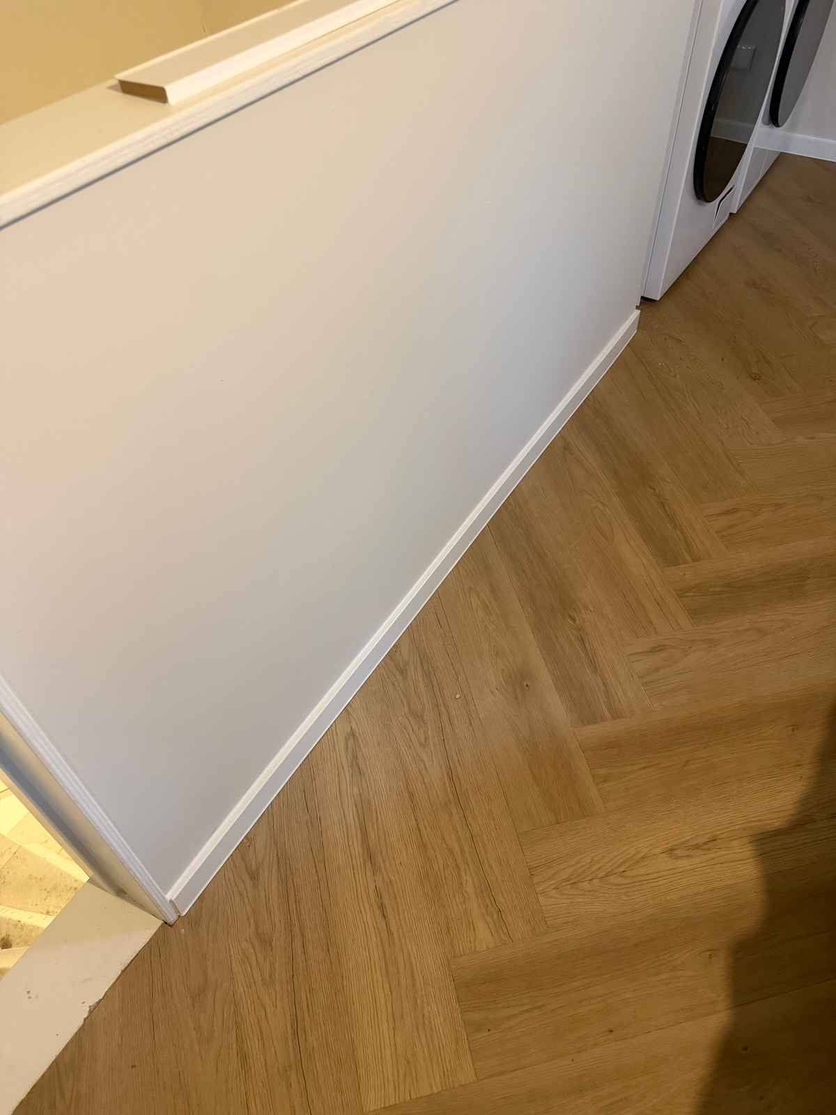 Doorlopende plint langs de wand van de technische ruimte