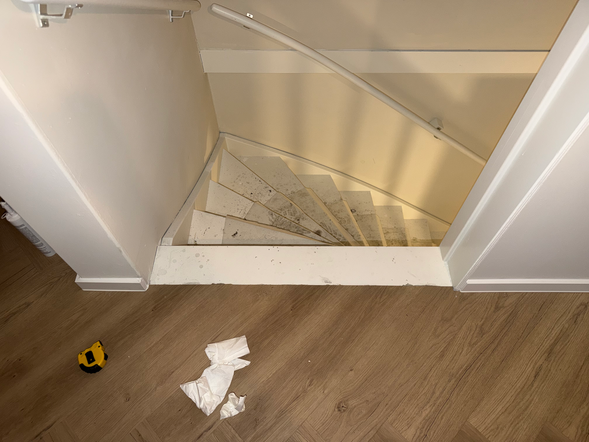Visgraatvloer en plinten rondom het trapgat