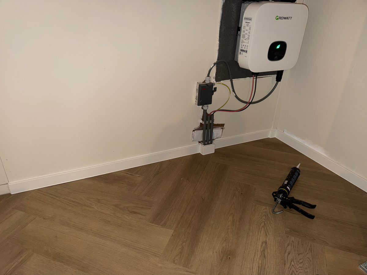 Vloerafwerking rond de technische installatie