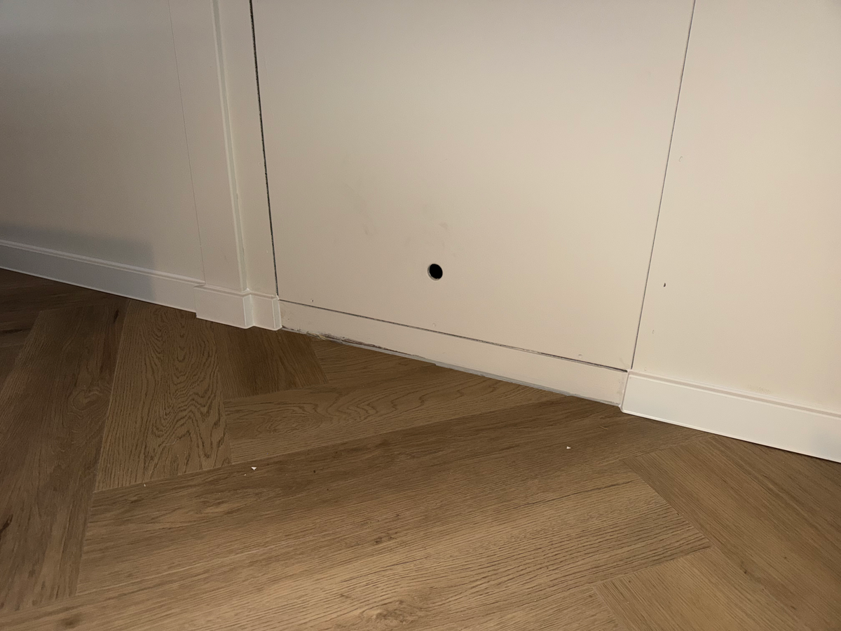 Plint onder de wandpanelen in de technische ruimte