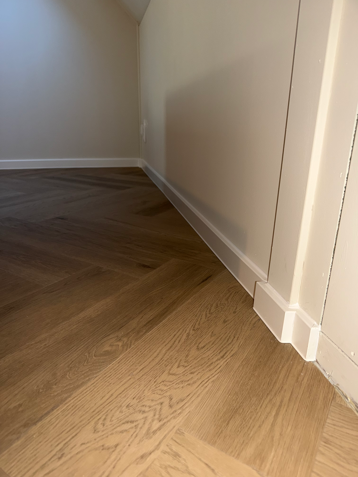 Afgewerkte vloer langs de wand onder de trap