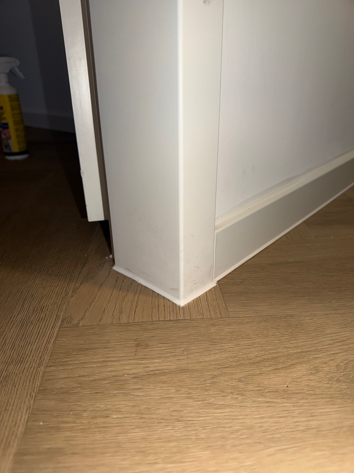 Tweede detail van de vloer rond de kozijnvoet
