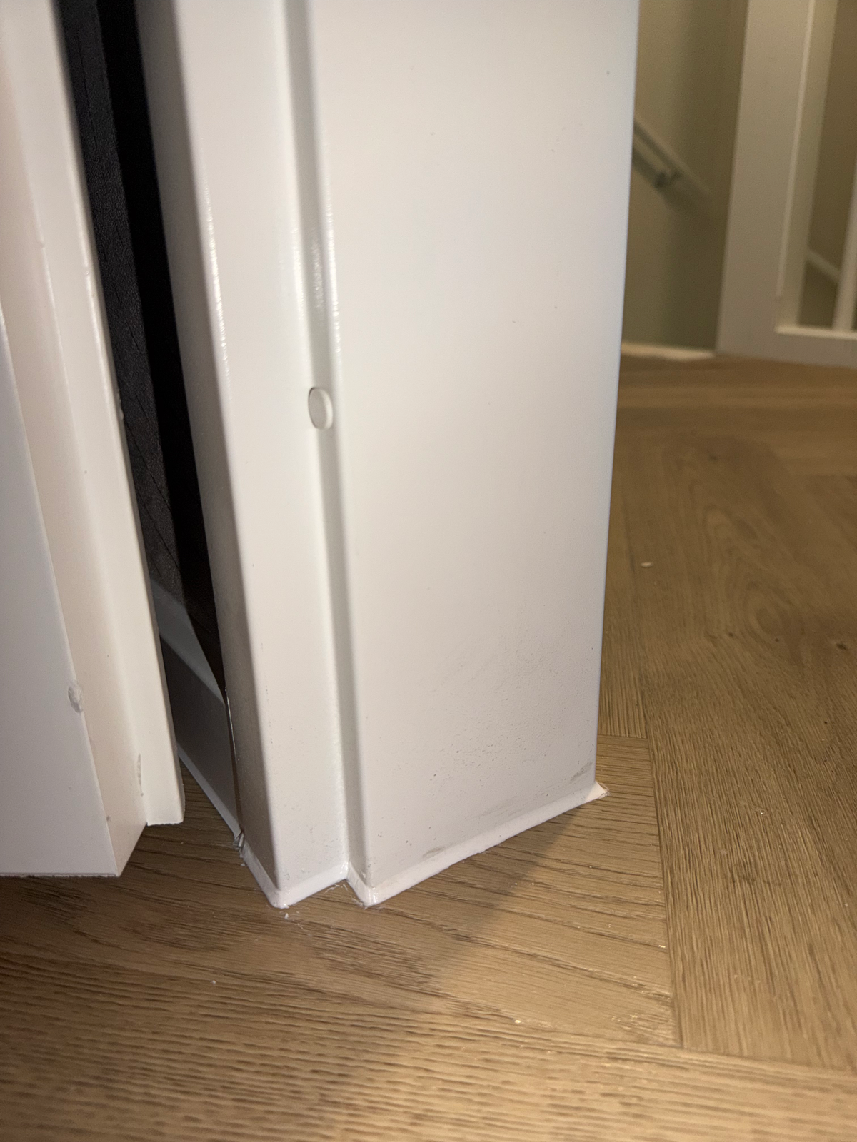 Aansluiting van de visgraatvloer tussen twee deurkozijnen