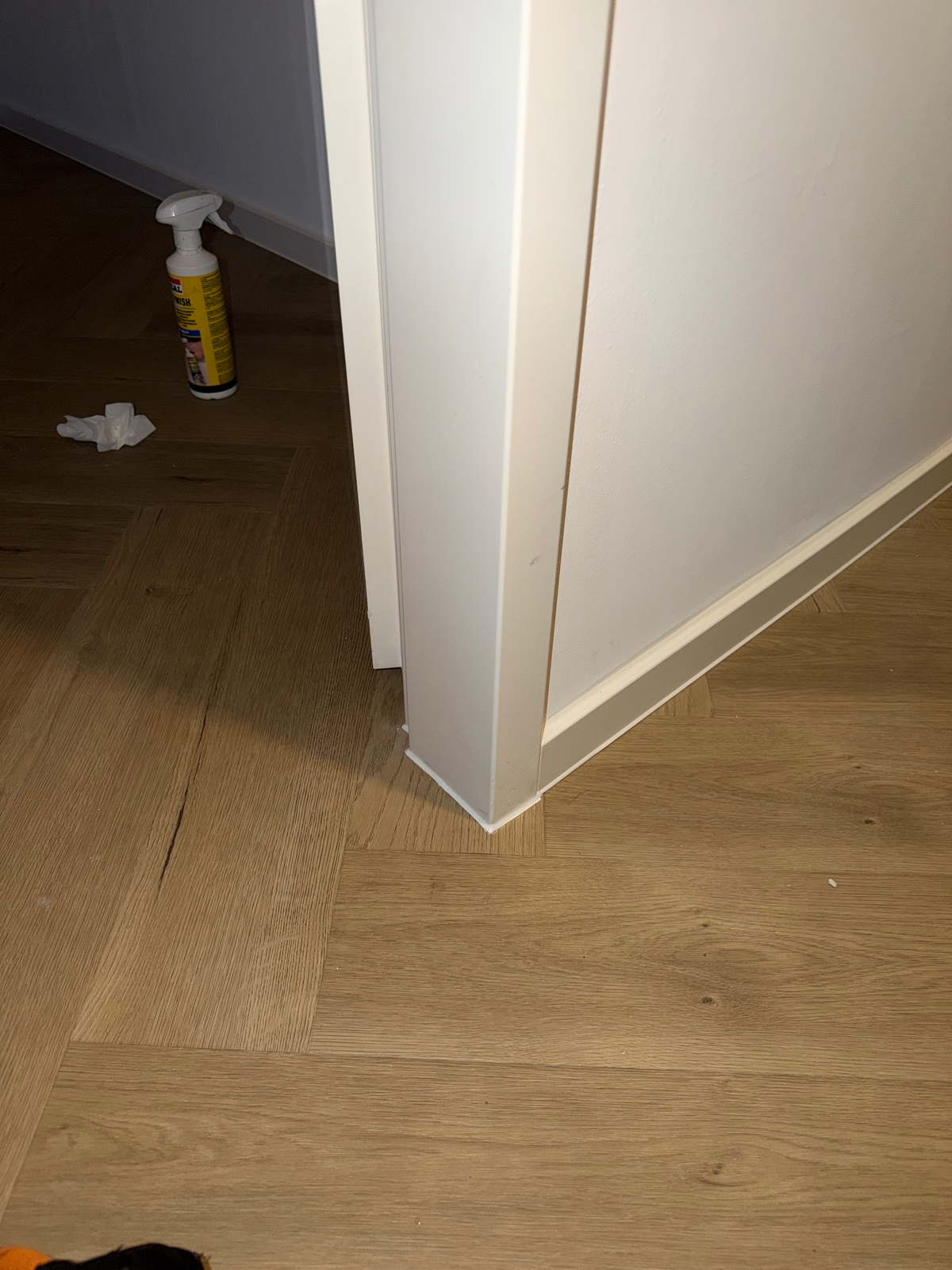 Plint en kozijnvoet tijdens de afwerking