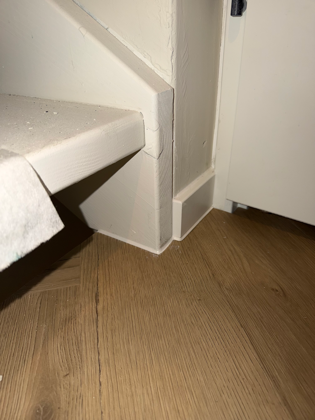 Zijaansluiting van de visgraatvloer aan de trapvoet