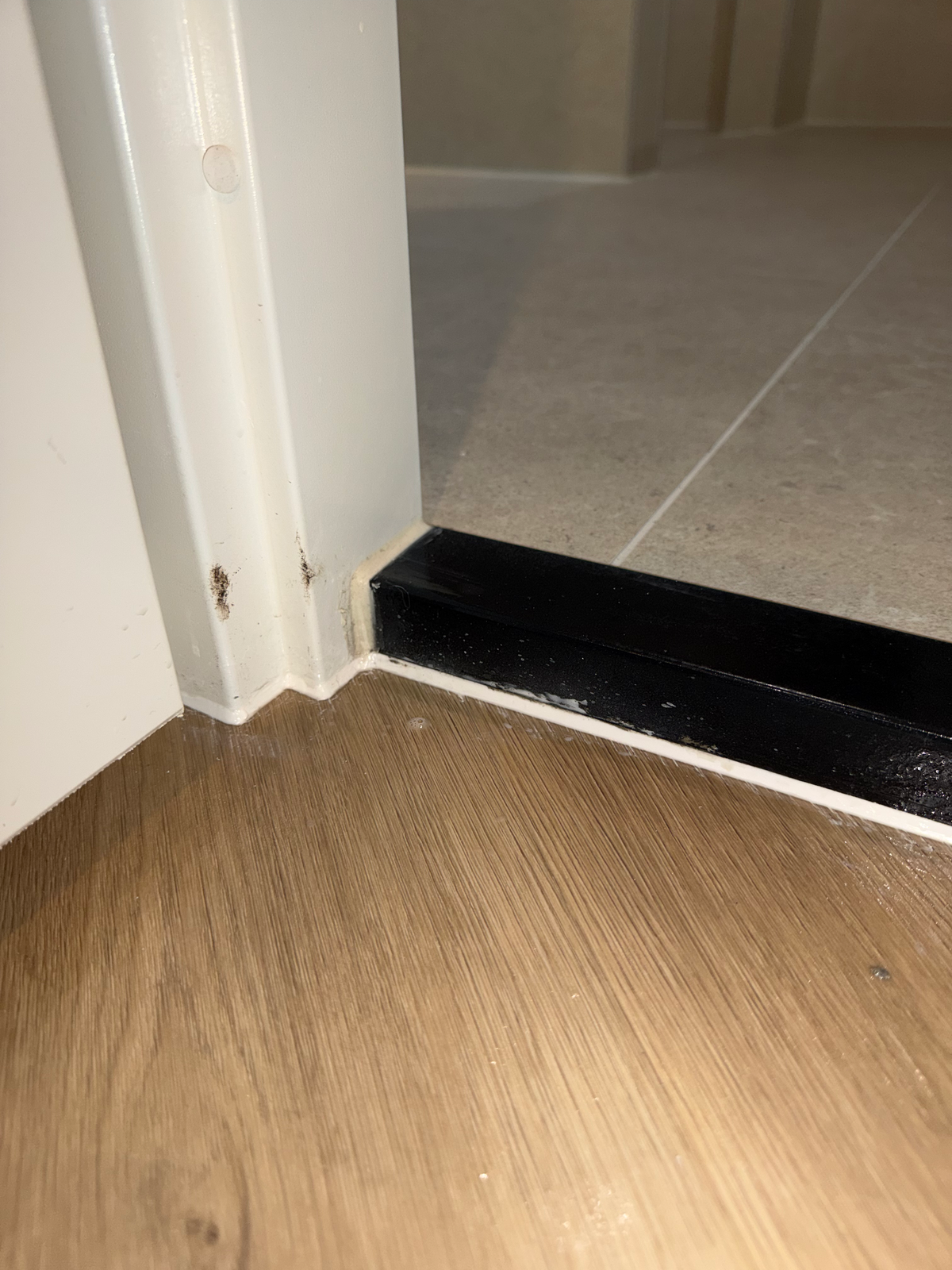 Linker kozijnvoet en de aansluiting aan de dorpel