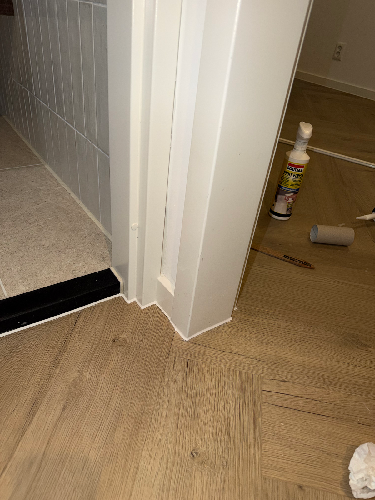 Kitwerk bij het toiletkozijn in uitvoering