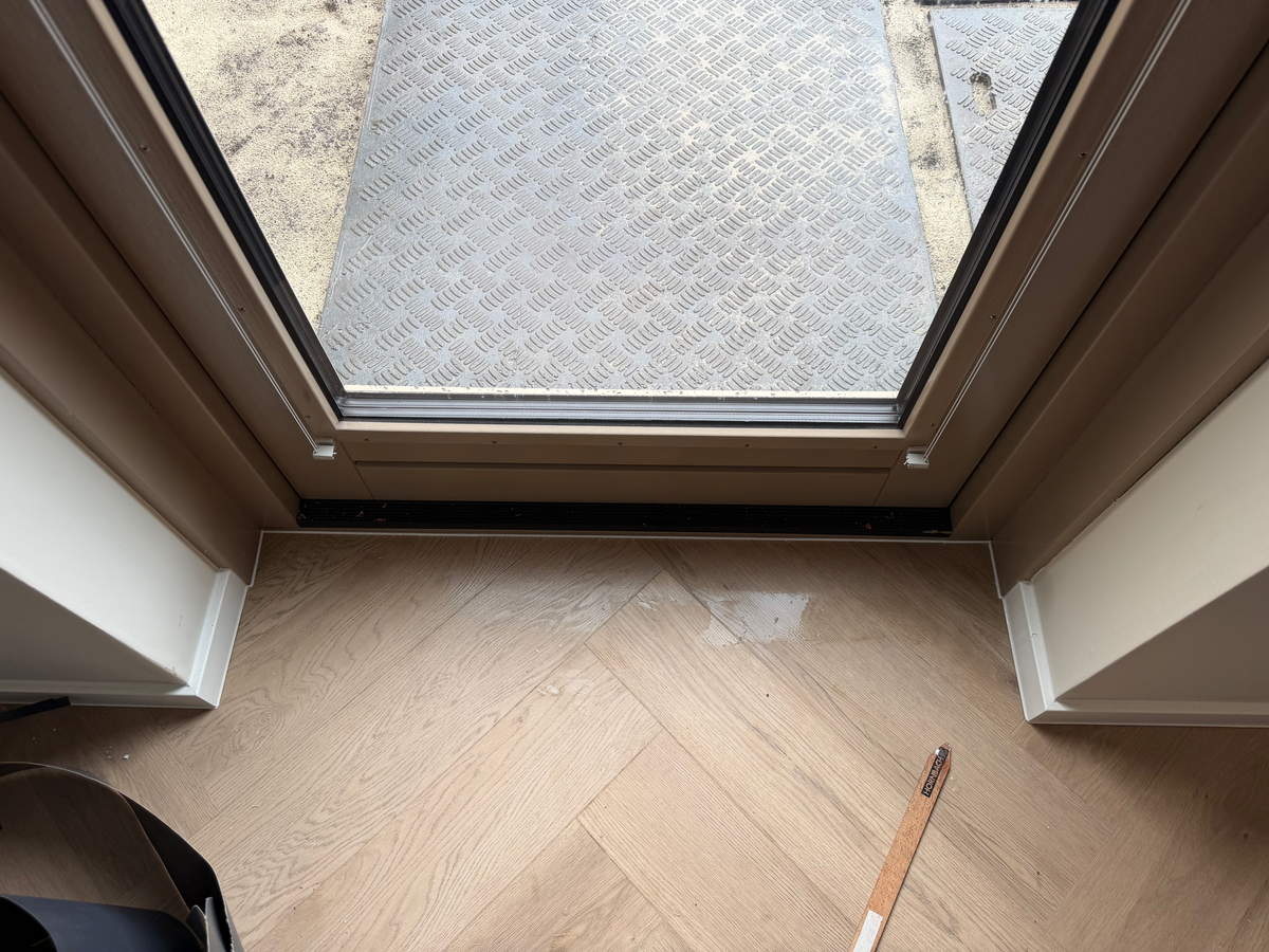 Visgraatvloer bij de voordeur vóór plaatsing van de schoonloopmat