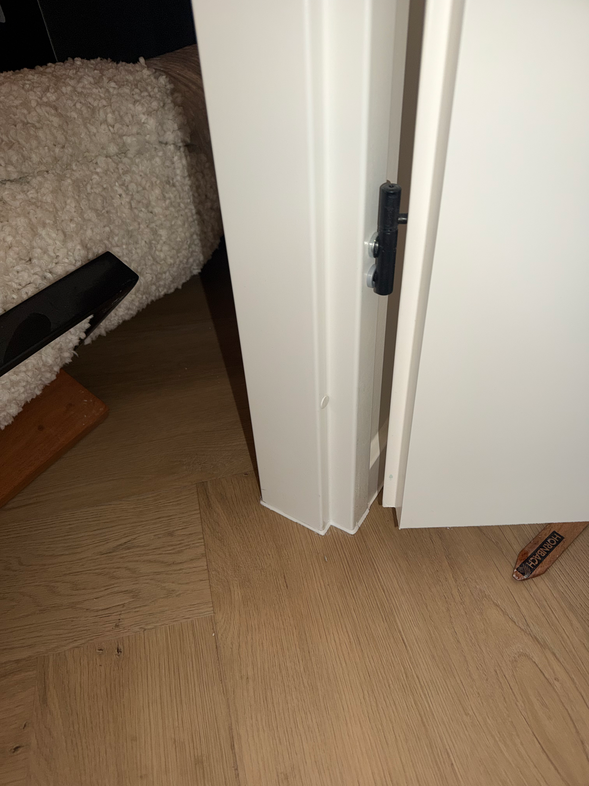 Vloerafwerking langs de deurvoet naast de zithoek