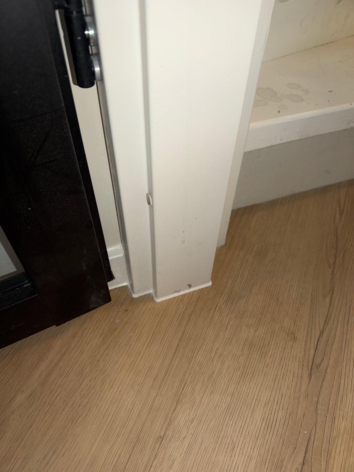 Kozijnvoet en vloeraansluiting bij de technische kast