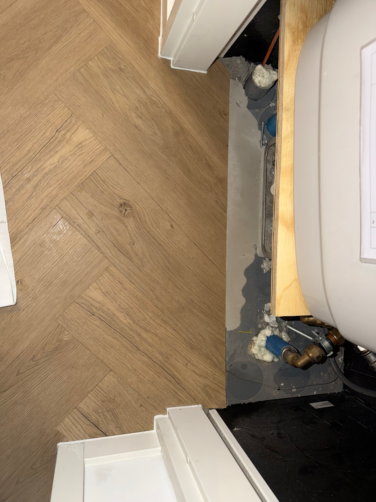 Visgraatvloer op maat rondom de technische installatie