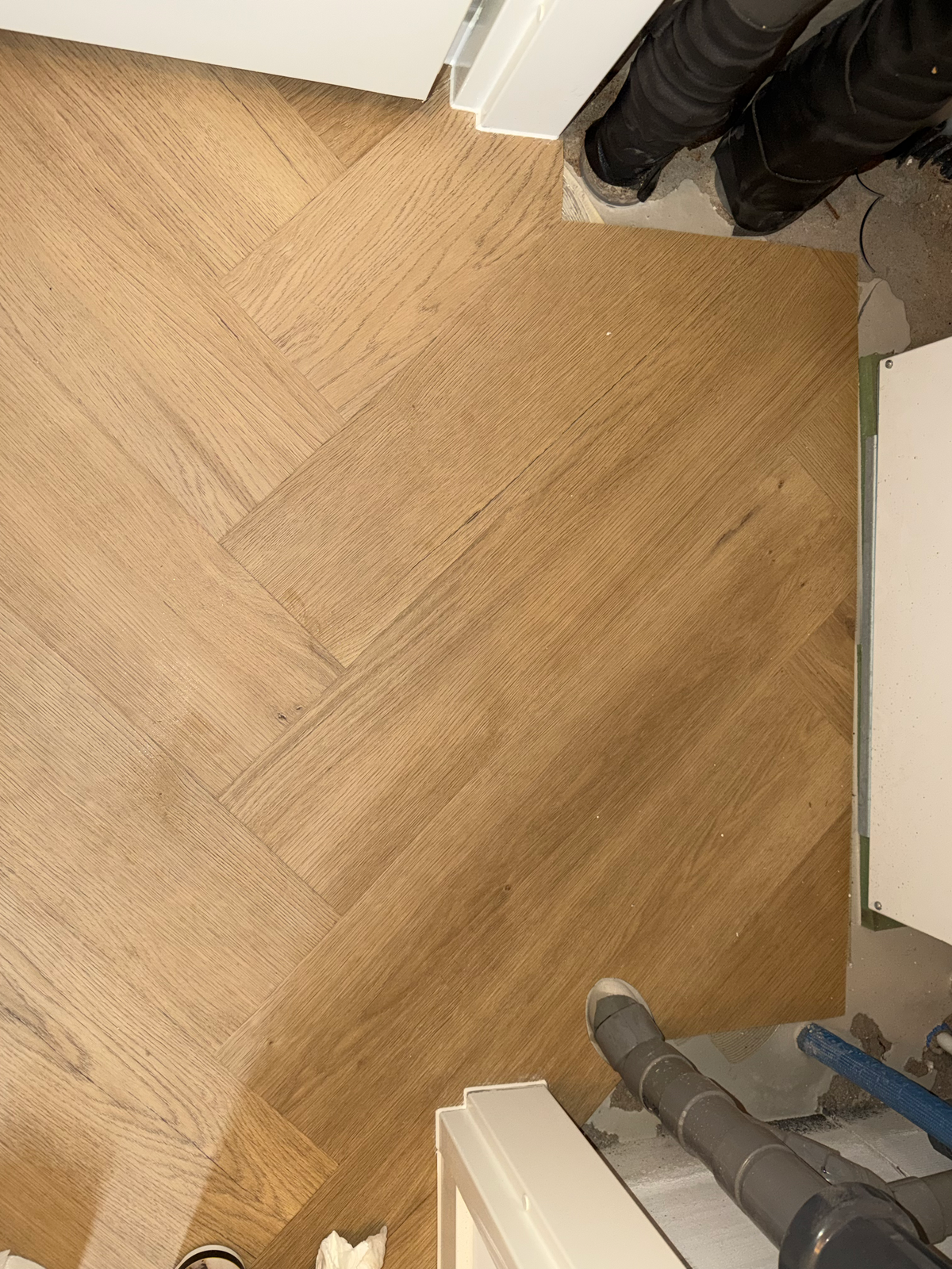 Detail van de uitsparingen rond leidingen in de vloer