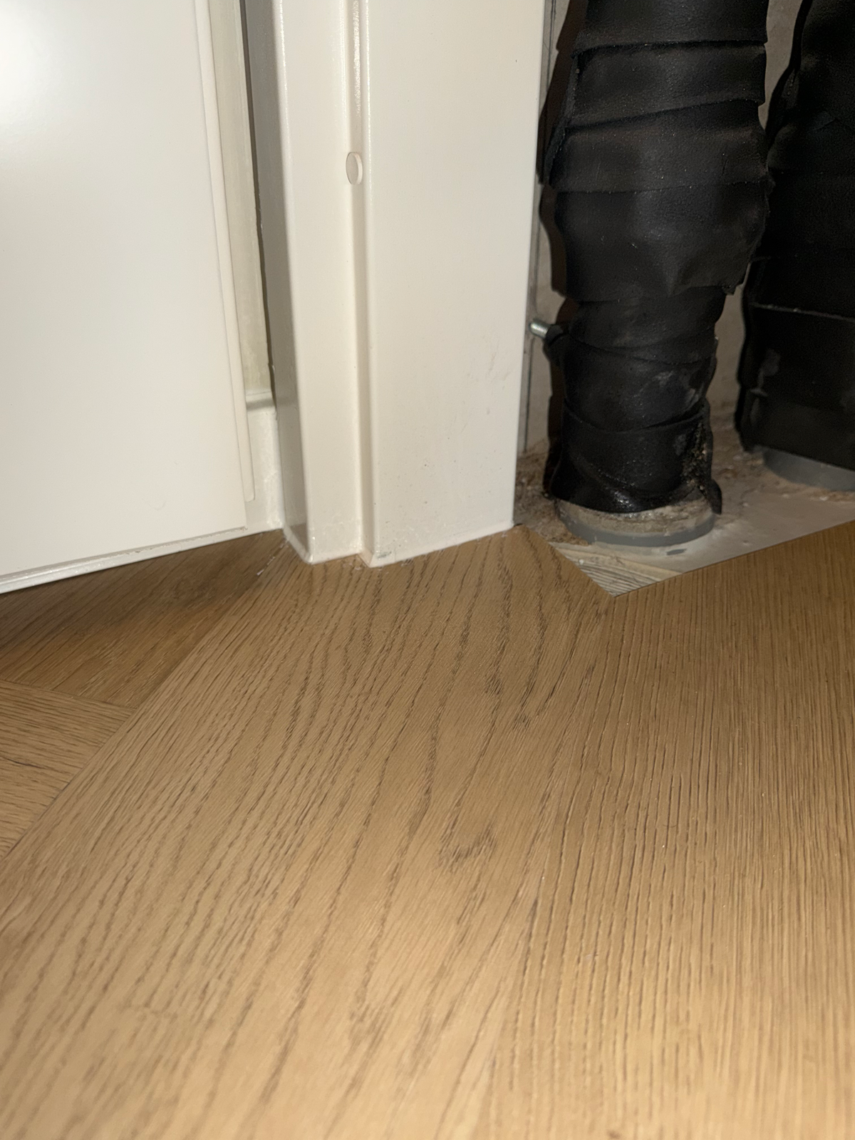 Aansluiting van de visgraatvloer bij het kozijn en de leidingen in Meerstad
