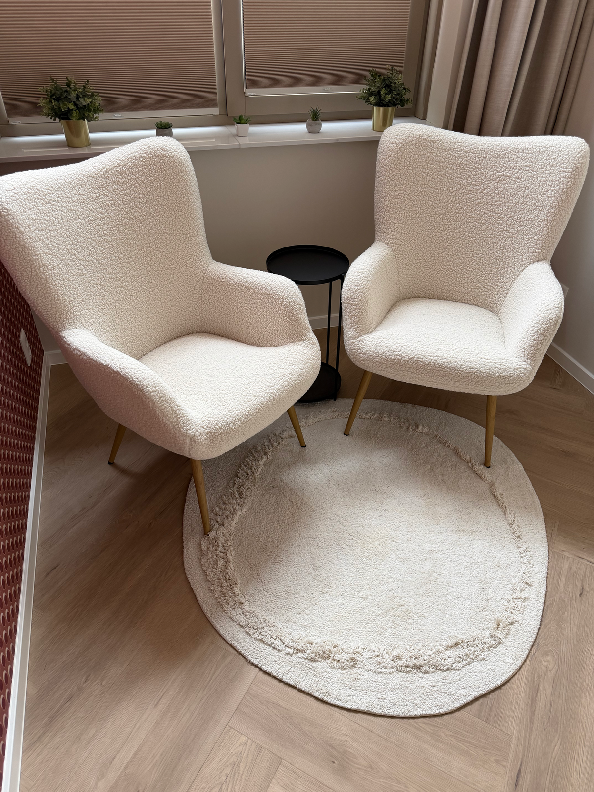 Visgraatvloer bij twee fauteuils in Meerstad