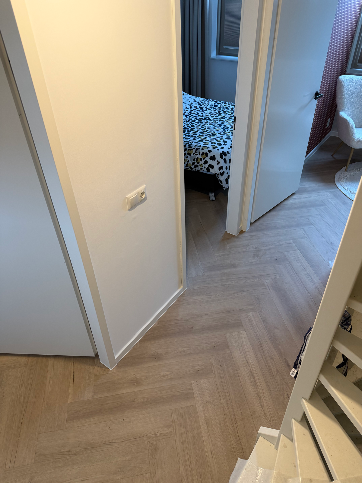 Visgraatvloer rondom de deurkozijnen op de overloop in Meerstad
