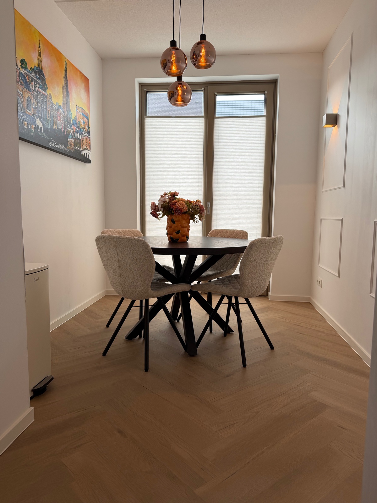 Visgraatvloer in de eethoek met ronde tafel in Meerstad