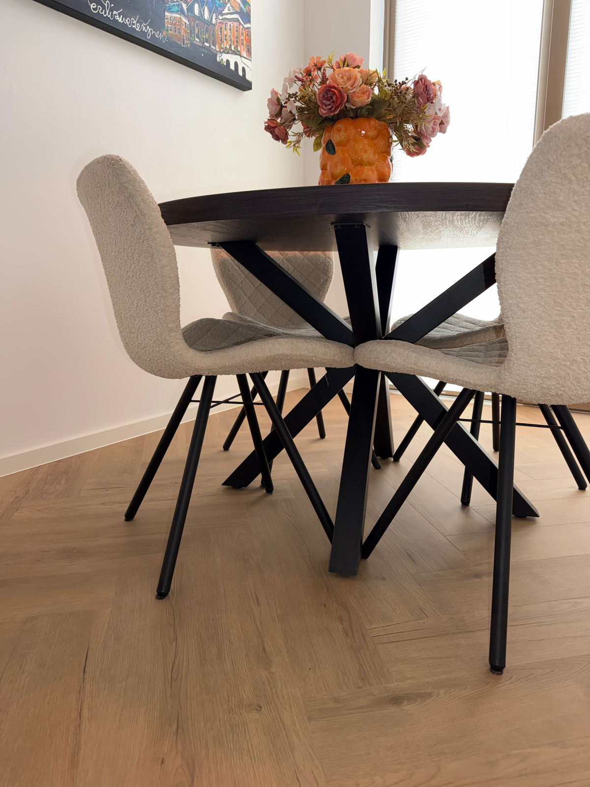 Detail van de visgraatvloer onder tafel en stoelen in Meerstad
