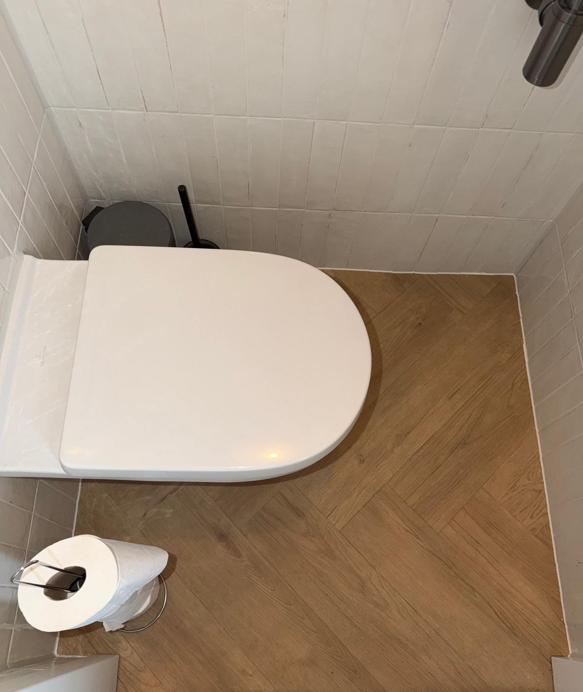 Afgewerkte visgraatvloer in het toilet in Meerstad