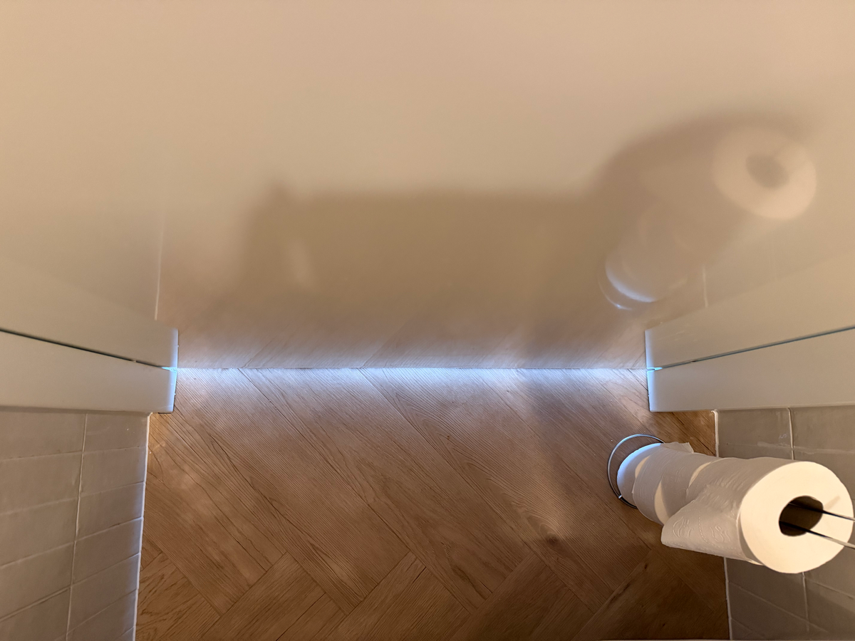 Aansluiting van de visgraatvloer bij de gesloten toiletdeur in Meerstad