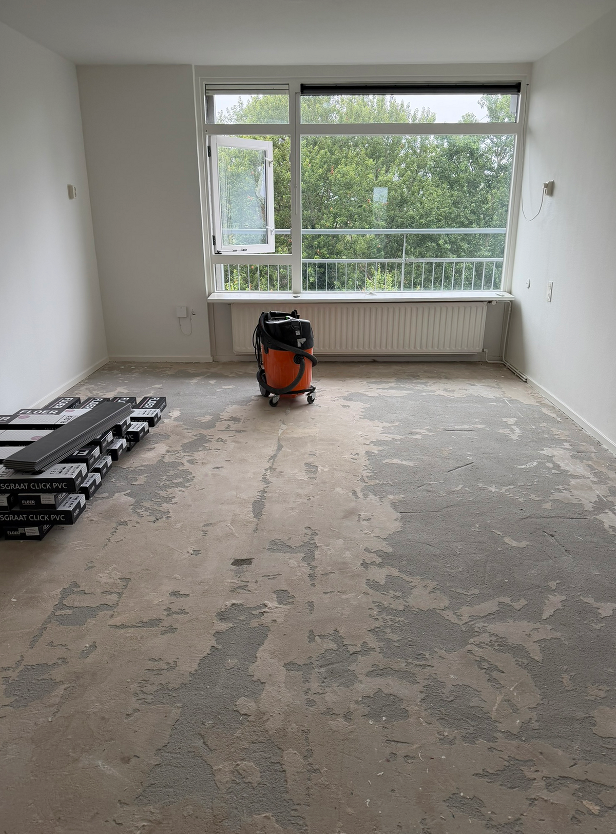 Voorbereiding van de kamer aan de Veldspaat, met de bestaande ondervloer nog zichtbaar