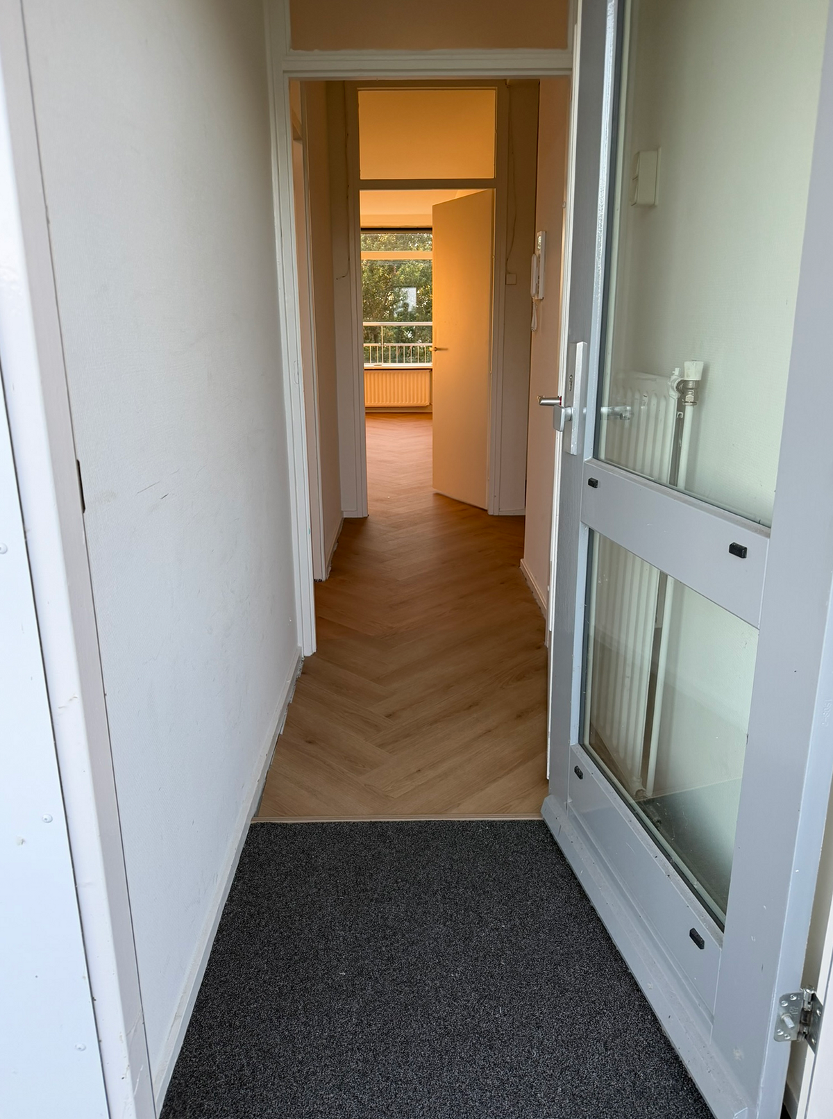 Doorkijk vanaf de entree naar de doorlopende walvisgraatvloer aan de Veldspaat