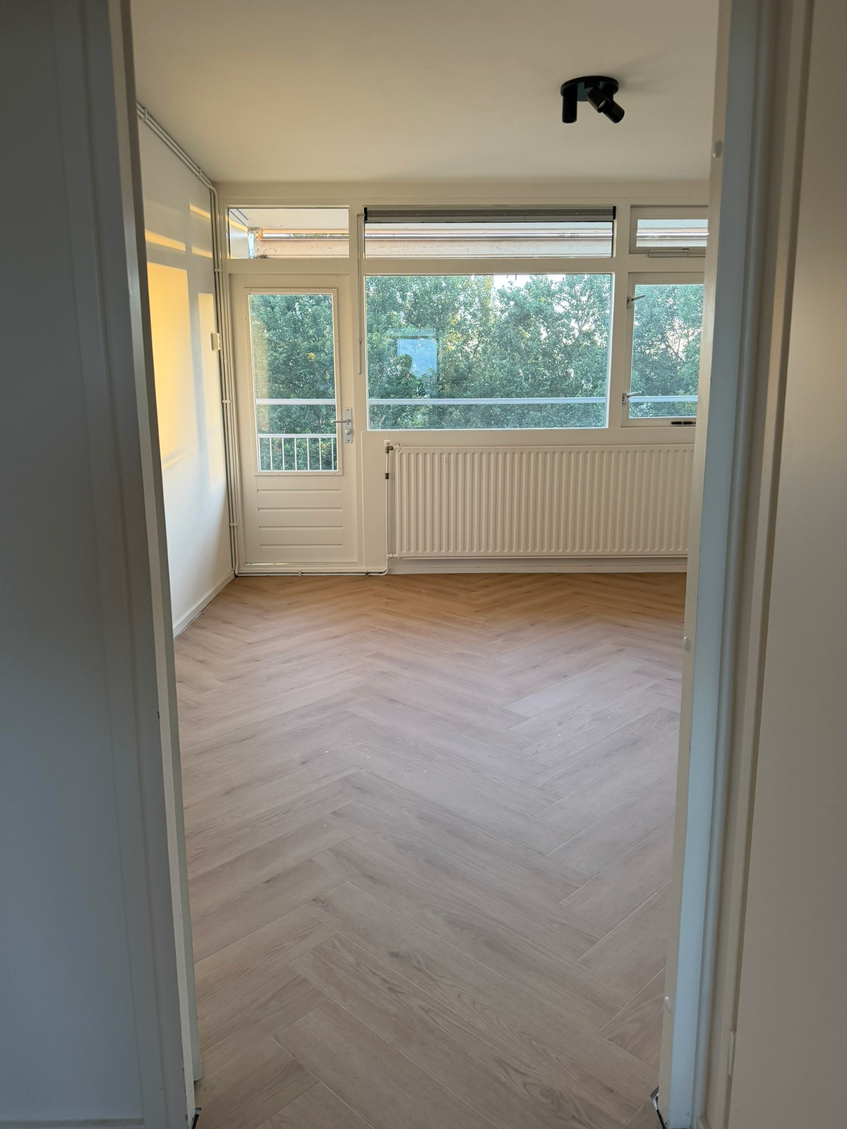 Lichte kamer met walvisgraatvloer en grote ramen aan de Veldspaat