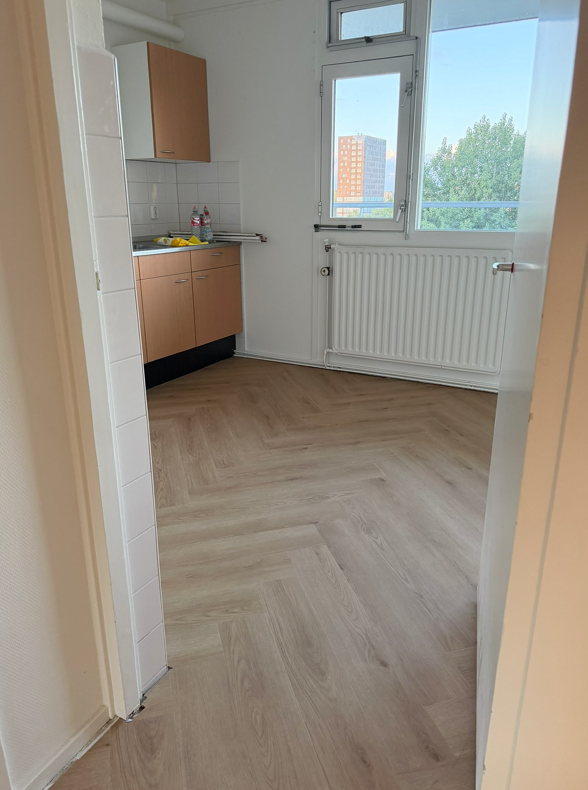 Doorlopende walvisgraatvloer in de keuken van de woning aan de Veldspaat
