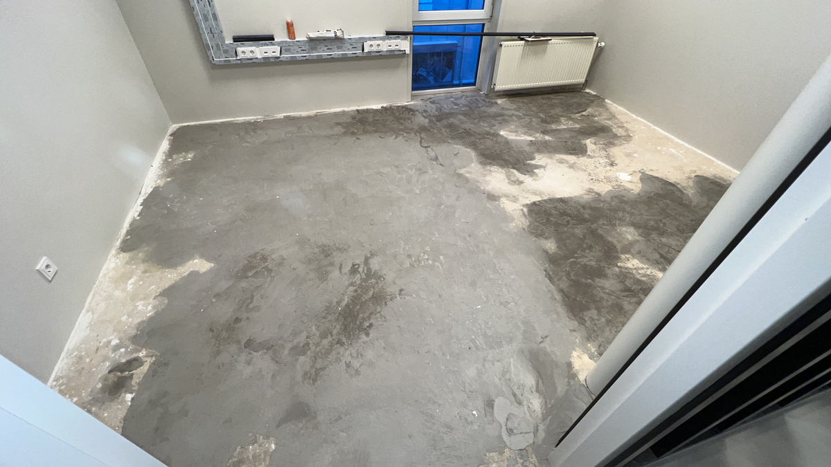 Vlakke ondergrond langs de radiator en wand bij Victron Energy
