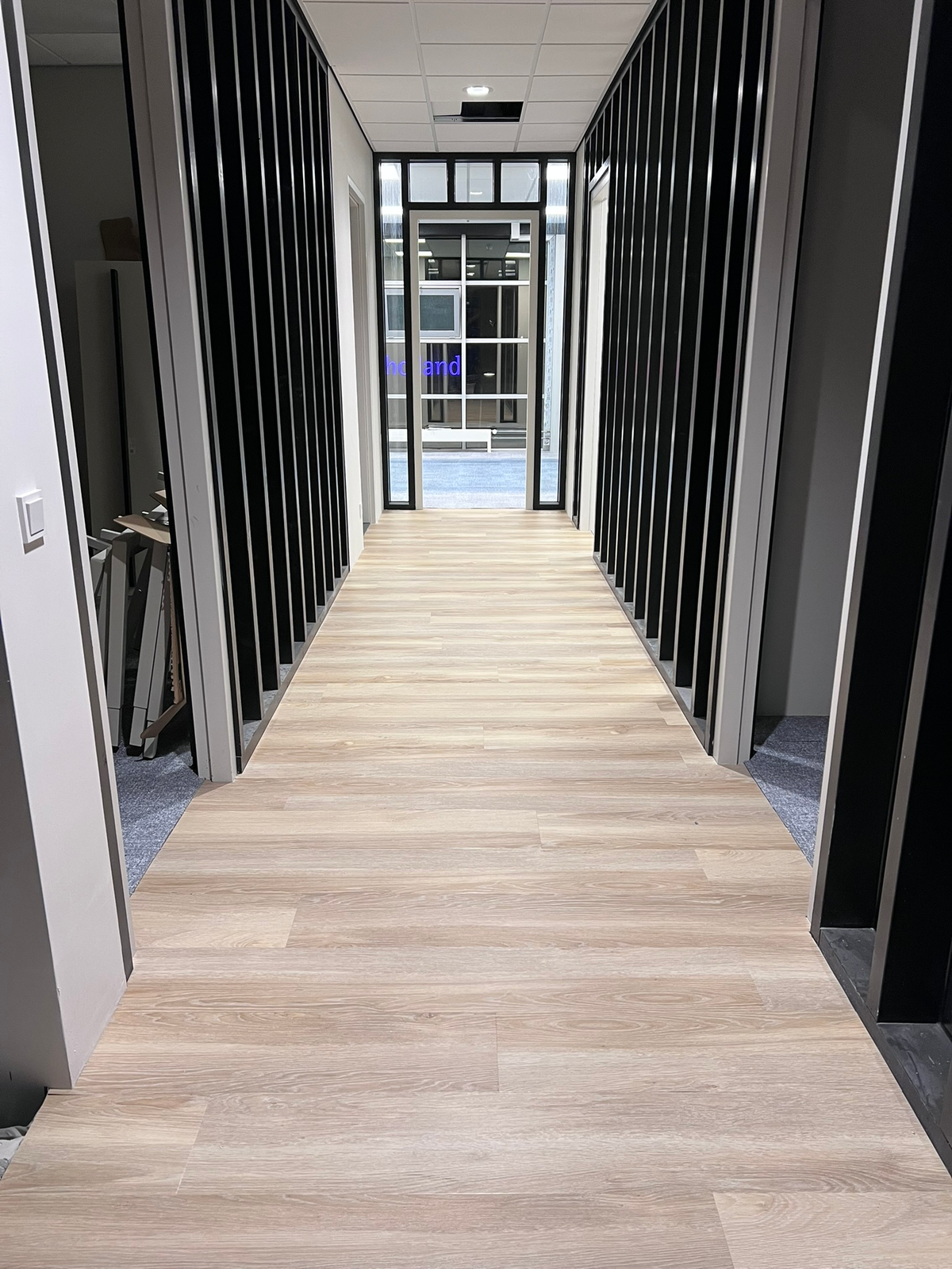 Gecentreerde gang met houtlook strokenvloer bij Victron Energy