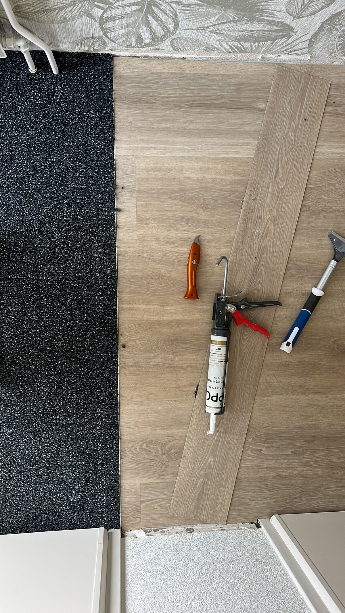 Detail van de aansluiting tussen textiele vloerbedekking en houtlook vloer bij Victron Energy